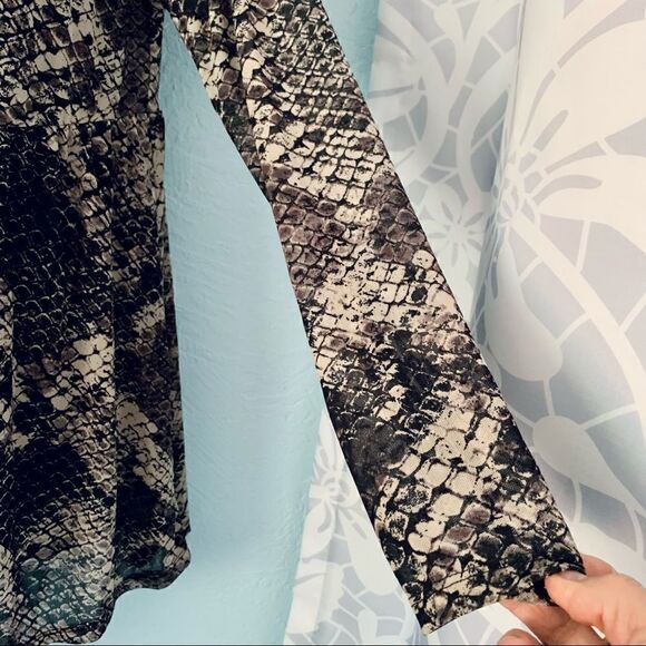 Torrid Snakeskin Print Mesh Surplice Babydoll Top Size 00 - Picture 5 of 10